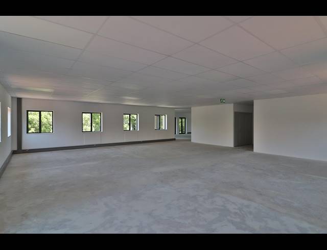 1,527M² OFFICE TO LET IN VORNA VALLEY